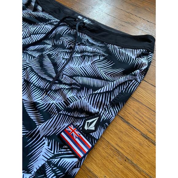 VOLCOM Mod-Tech Hawaii Black/White Floral Boardshorts sz 36 - Picture 5 of 12